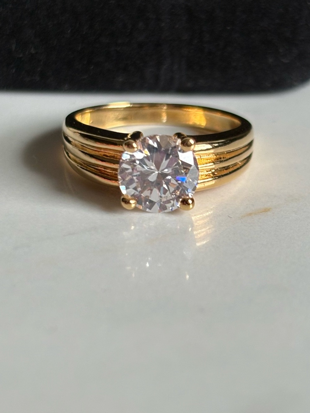 Vintage 1998 Avon Gold Tone Ribbed Split Shank Round CZ Solitaire Ring Sz 7.5
